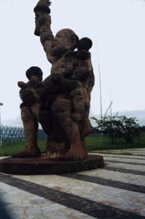 Монумент в Яунде, сооруженный в честь воссоединения запада и востока страны