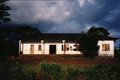 Здание школы в Урека - единственное каменное строение деревни
